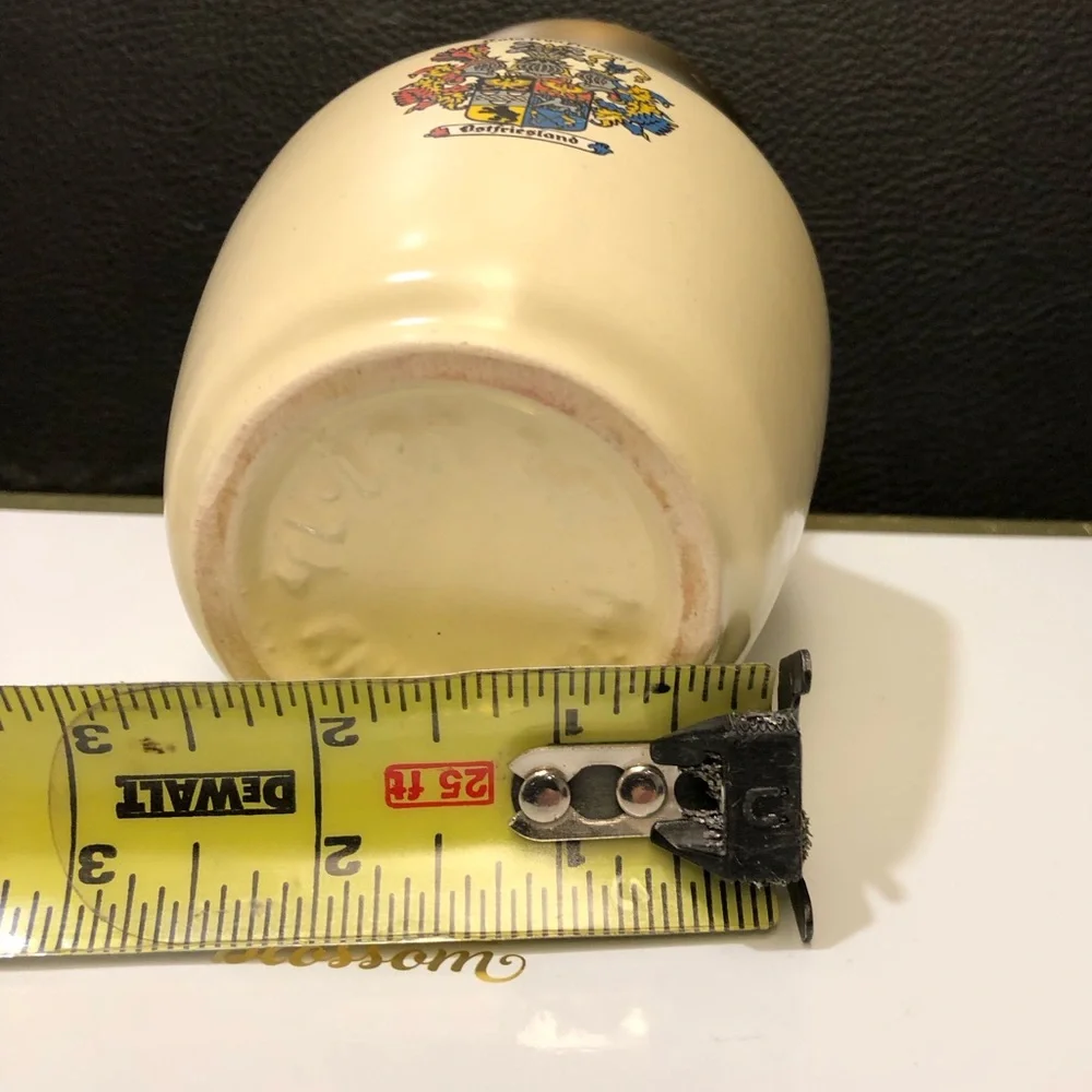 Vintage West Germany Vase with Coat of Arms Ancien A Vendre 6” x 3”